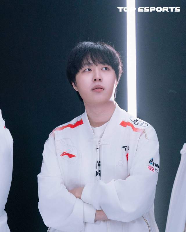 包含WBG横扫MAD，Kanavi打出惊人五杀峡谷大战全球总决赛，点燃全场激情的词条